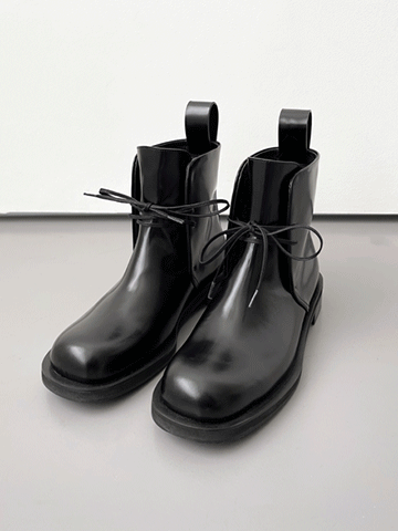 Chukka lace-up boots